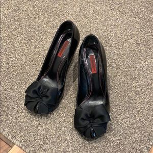 AUTHENTIC DOLCE & GABBANA D&G BLACK PATENT LEATHER HEELS PUMPS W/ BOW